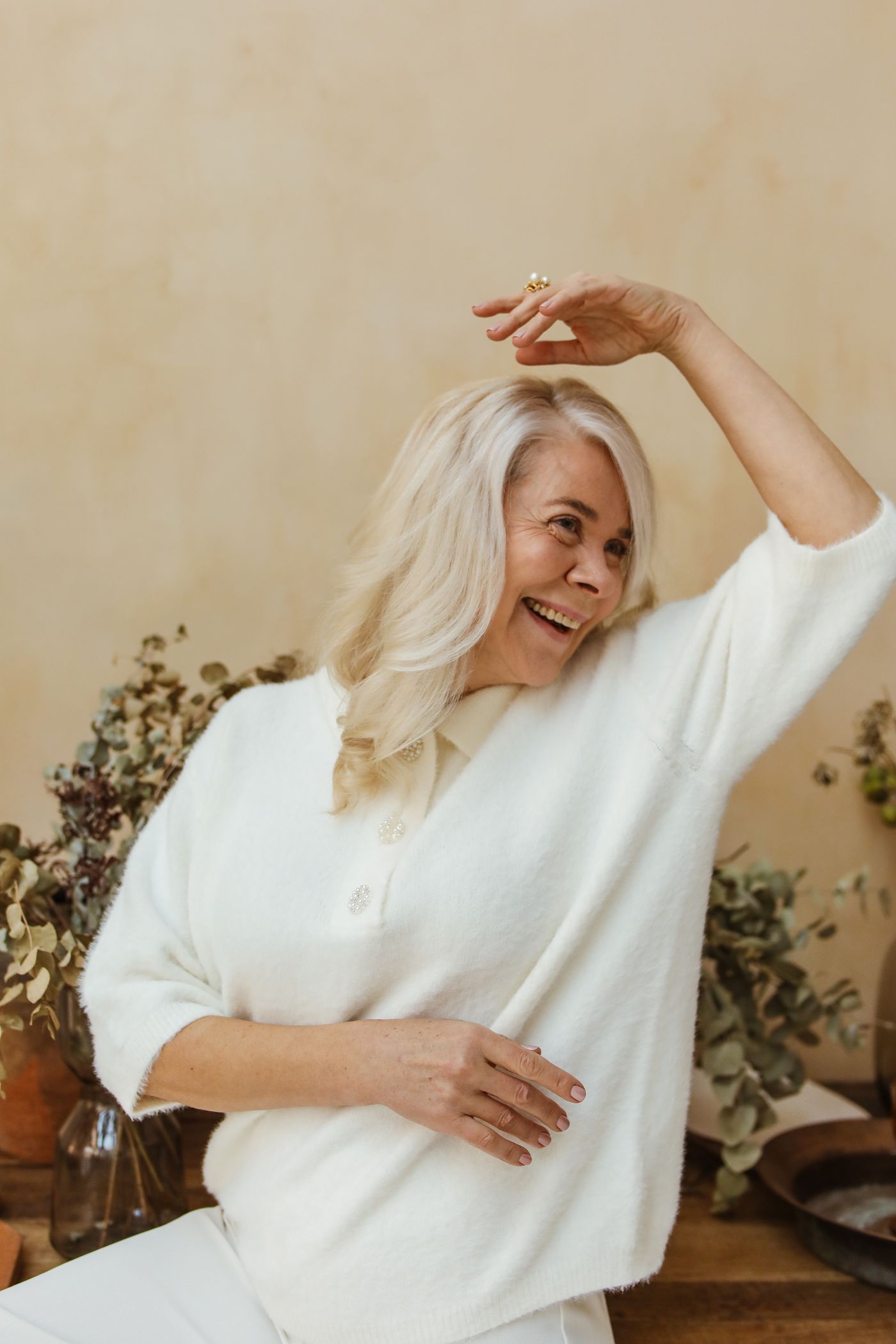 Une aînée souriante profite d’un moment chez elle